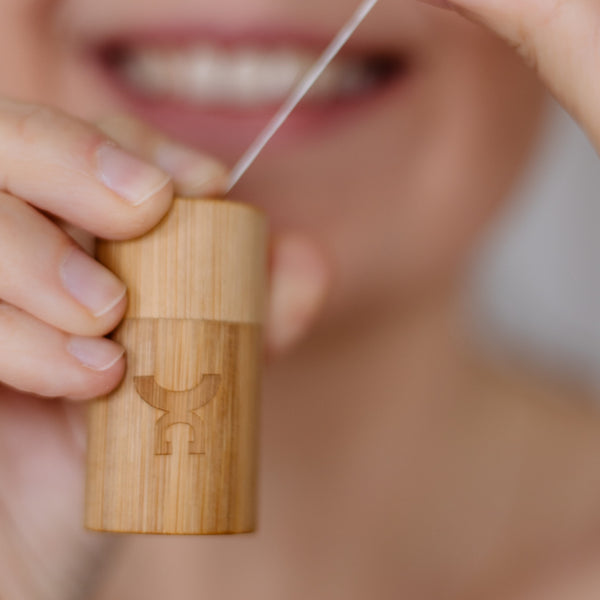 Dental floss in bamboo case / Οδοντικό νήμα σε θήκη μπαμπού