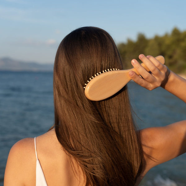 Hairbrush oval with wooden pins / Βούρτσα μαλλιών, οβάλ με ξύλινες καρφίτσες