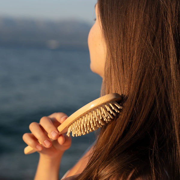 Hairbrush oval with wooden pins / Βούρτσα μαλλιών, οβάλ με ξύλινες καρφίτσες
