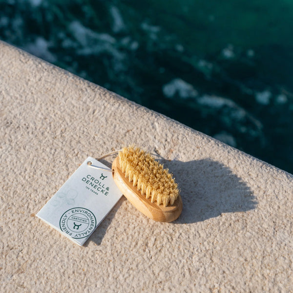 Hand massage brush made of bamboo with coconut bristles / Βούρτσα μασάζ χειρός από μπαμπού με ίνες καρύδας