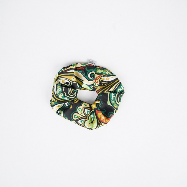 Upcycled scrunchies / Αξεσουάρ μαλλιών από ανακυκλωμένα υφάσματα