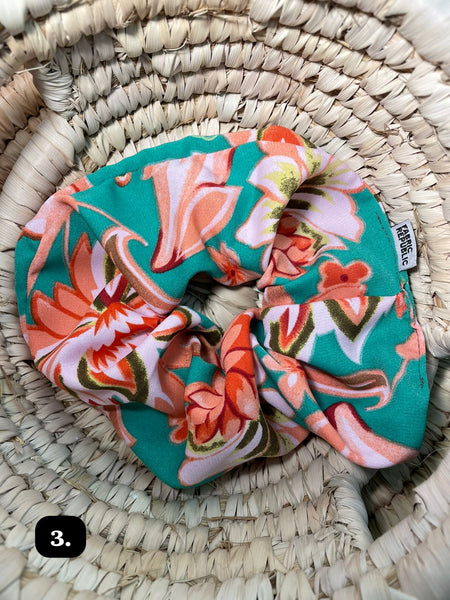 Upcycled scrunchies / Αξεσουάρ μαλλιών από ανακυκλωμένα υφάσματα