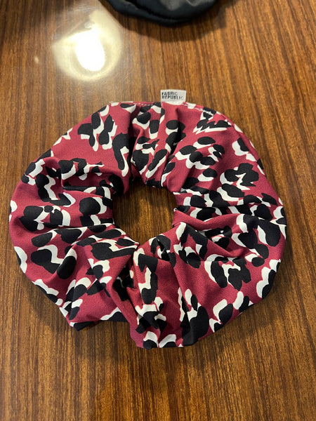 Upcycled scrunchies / Αξεσουάρ μαλλιών από ανακυκλωμένα υφάσματα