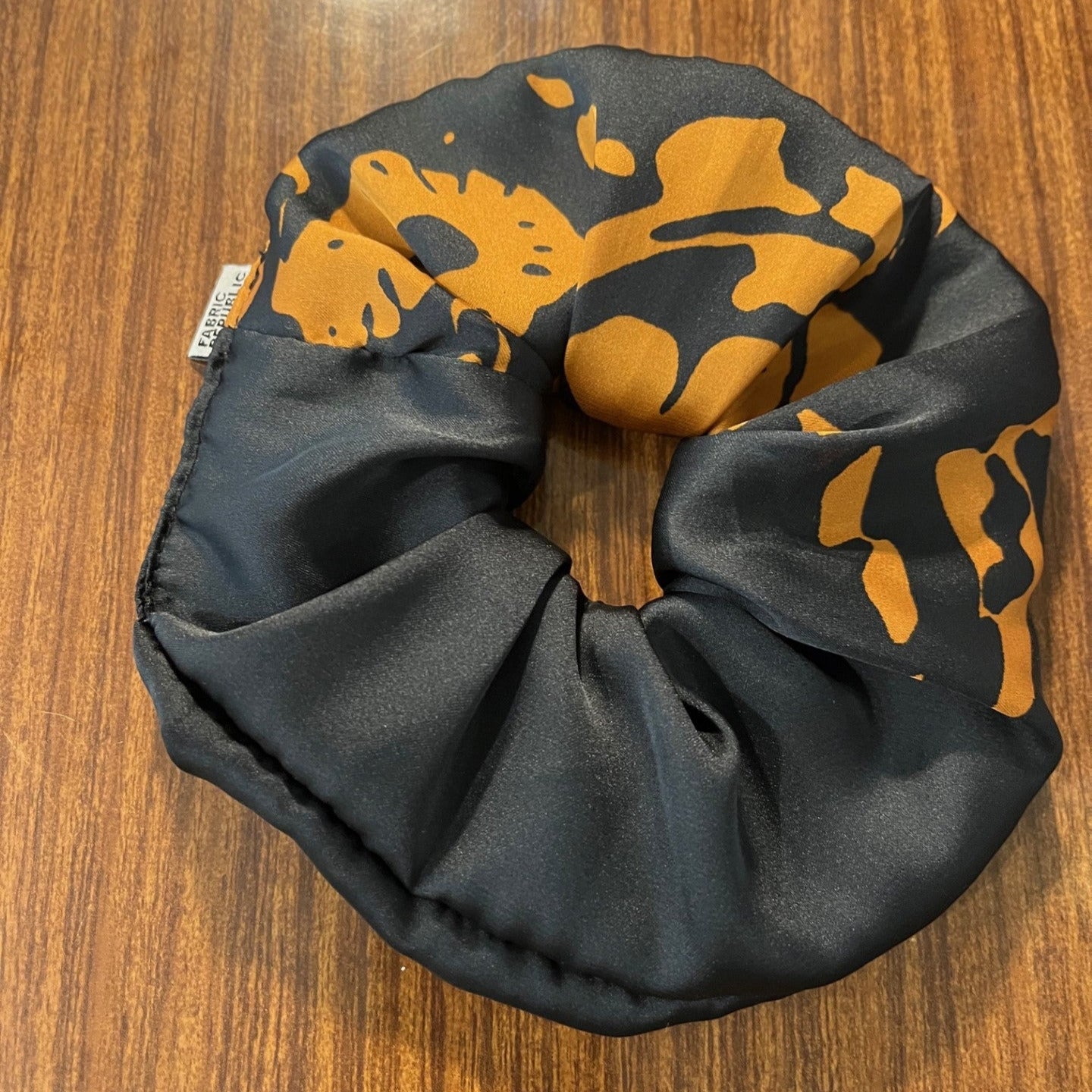 Upcycled scrunchies / Αξεσουάρ μαλλιών από ανακυκλωμένα υφάσματα