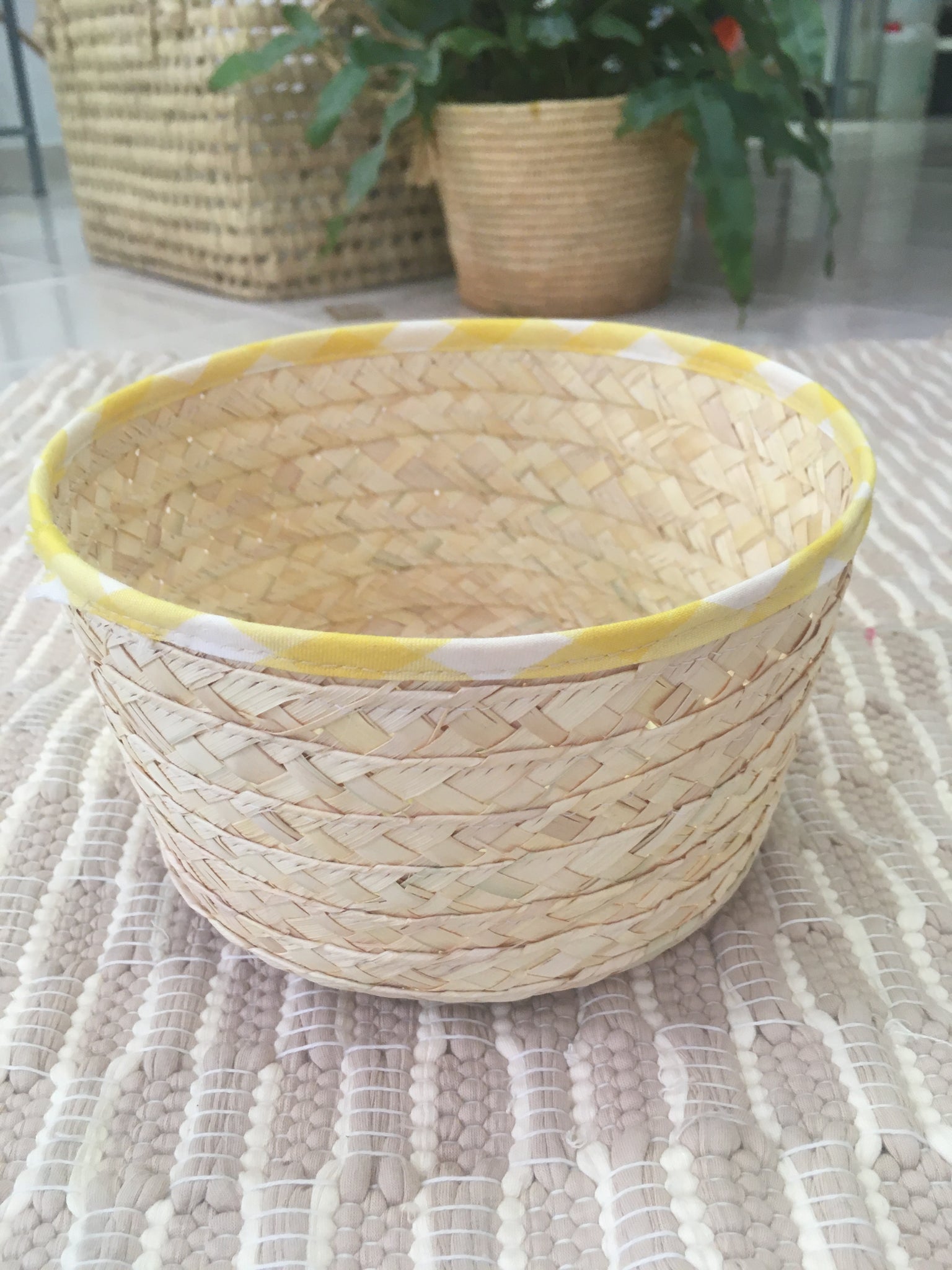 Tiny basket with colored fabric / Μικρό καλάθι με χρωματιστό ύφασμα