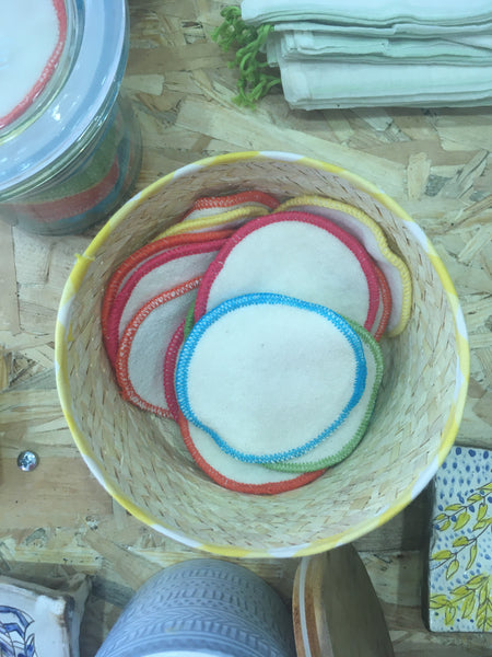 Tiny basket with colored fabric / Μικρό καλάθι με χρωματιστό ύφασμα